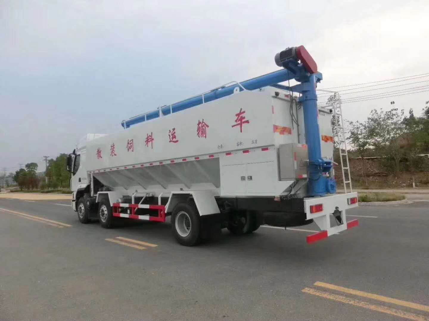 國六東風(fēng)柳汽小三軸散裝飼料運(yùn)輸車圖片